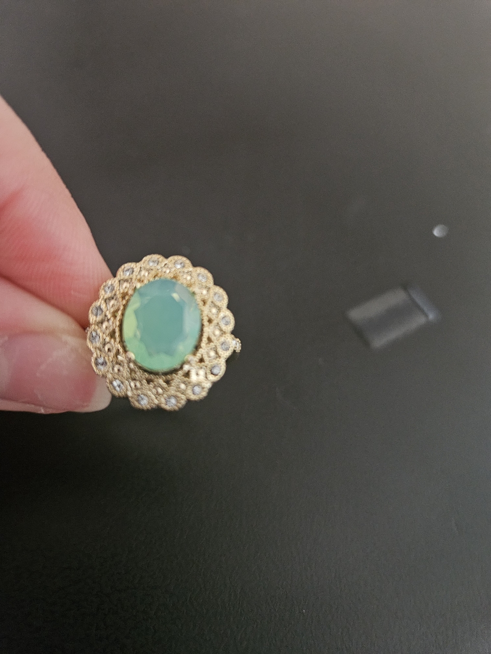Source Unknown Gold-Tone Ring with Green Ova Faux Stone Size 8 - Picture 1 of 9